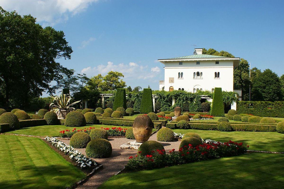Swedes in the States team would like to wish you all a beautiful weekend &amp; trevlig helg with this picture of Solliden Palace on Öland, Sweden ☀️