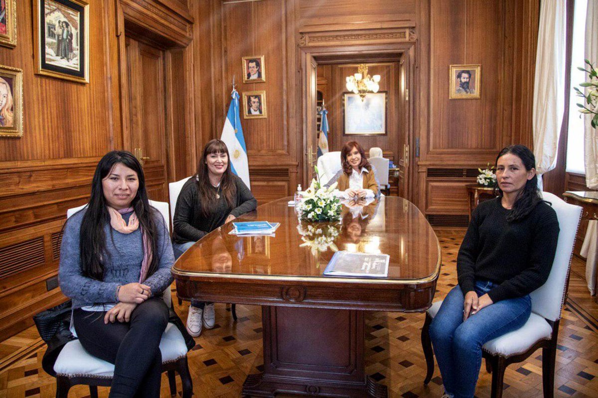 LANACION's tweet photo. Cristina Kirchner trabaja en un rediseño de los planes sociales con los dirigentes barriales https://t.co/0f14Tu15Ax https://t.co/qGOMsoVOns