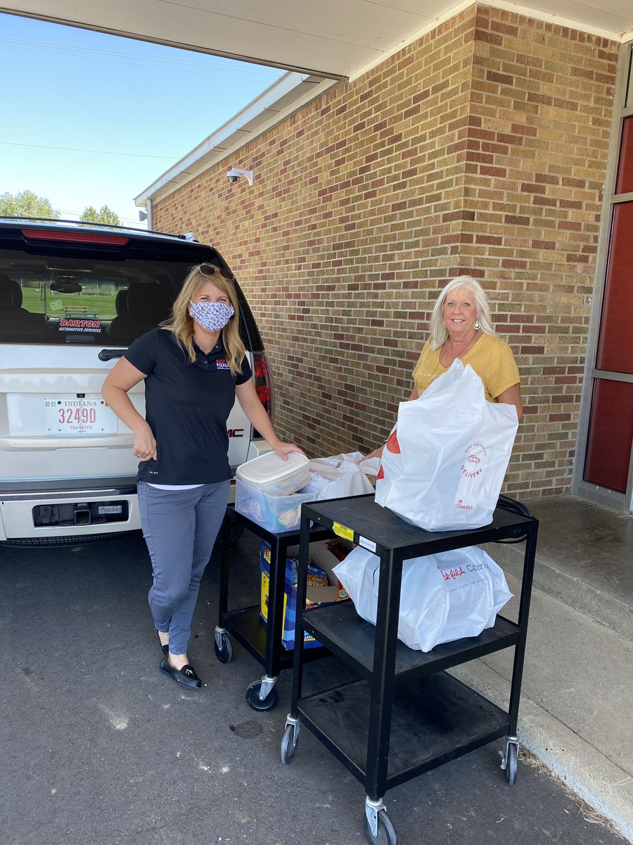 SouthTerraceElm's tweet photo. HUGE thank you to @BartonAutoSvcs for providing lunch today for our returning staff! We appreciate you and your support as we start this school year! https://t.co/Hj25fKqUP3