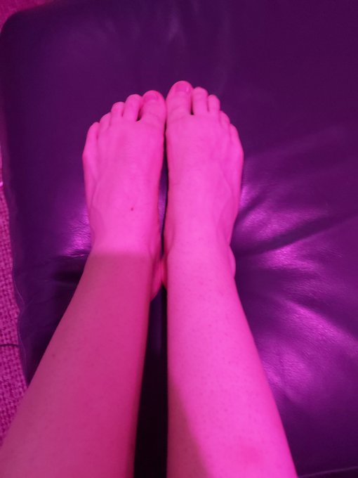 2 pic. #footfet?sh #feet #femboy #sissy #gay #onlyfans #nsfw #footfettishfriday #OnlyFansPromo https://t