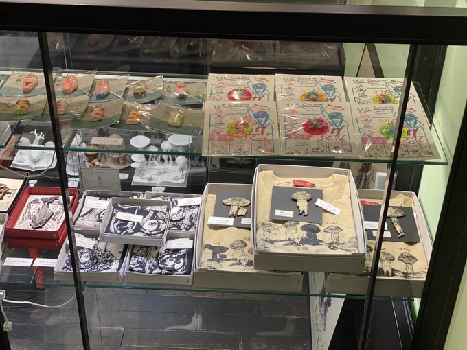 展示作品チラ見せ。皆最高に素敵。
ブローチ展の準備も終え、残ってる仕事をしたあと帰宅。アトリエでは別の仕事が待っているので帰ると目が冴えてしまってついまた描いてしまう。
しかし終わらない…今年の抱負はスケジュールの見直しだったはずなのに年末まで地獄のスケジュール。
来年こそは… 