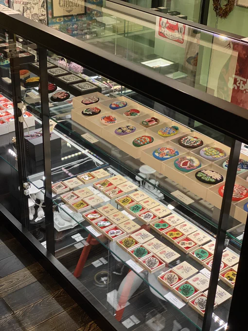 展示作品チラ見せ。皆最高に素敵。
ブローチ展の準備も終え、残ってる仕事をしたあと帰宅。アトリエでは別の仕事が待っているので帰ると目が冴えてしまってついまた描いてしまう。
しかし終わらない…今年の抱負はスケジュールの見直しだったはずなのに年末まで地獄のスケジュール。
来年こそは… 