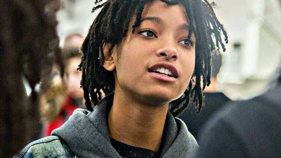 willowsmithbrs's tweet image. “Estou vendo pessoas envergonhando outras pessoas, dizendo coisas terríveis, envergonhando as pessoas pelo que elas estão escolhendo dizer ou envergonhando as pessoas por não dizerem nada. Mas sinto que, se realmente queremos mudar, vergonha não leva à aprendizagem” — Willow.