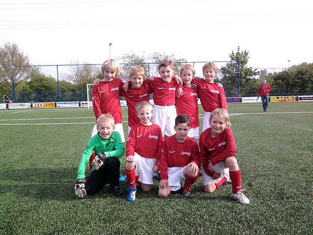 hanssiemerink87's tweet photo. Leuk om te zien @SimonExcelsior en Emilio, vroeger samen en nu tegen elkaar op dit niveau. Kunnen we als @excelsior31 trots op zijn! https://t.co/w3lGvNSRIG