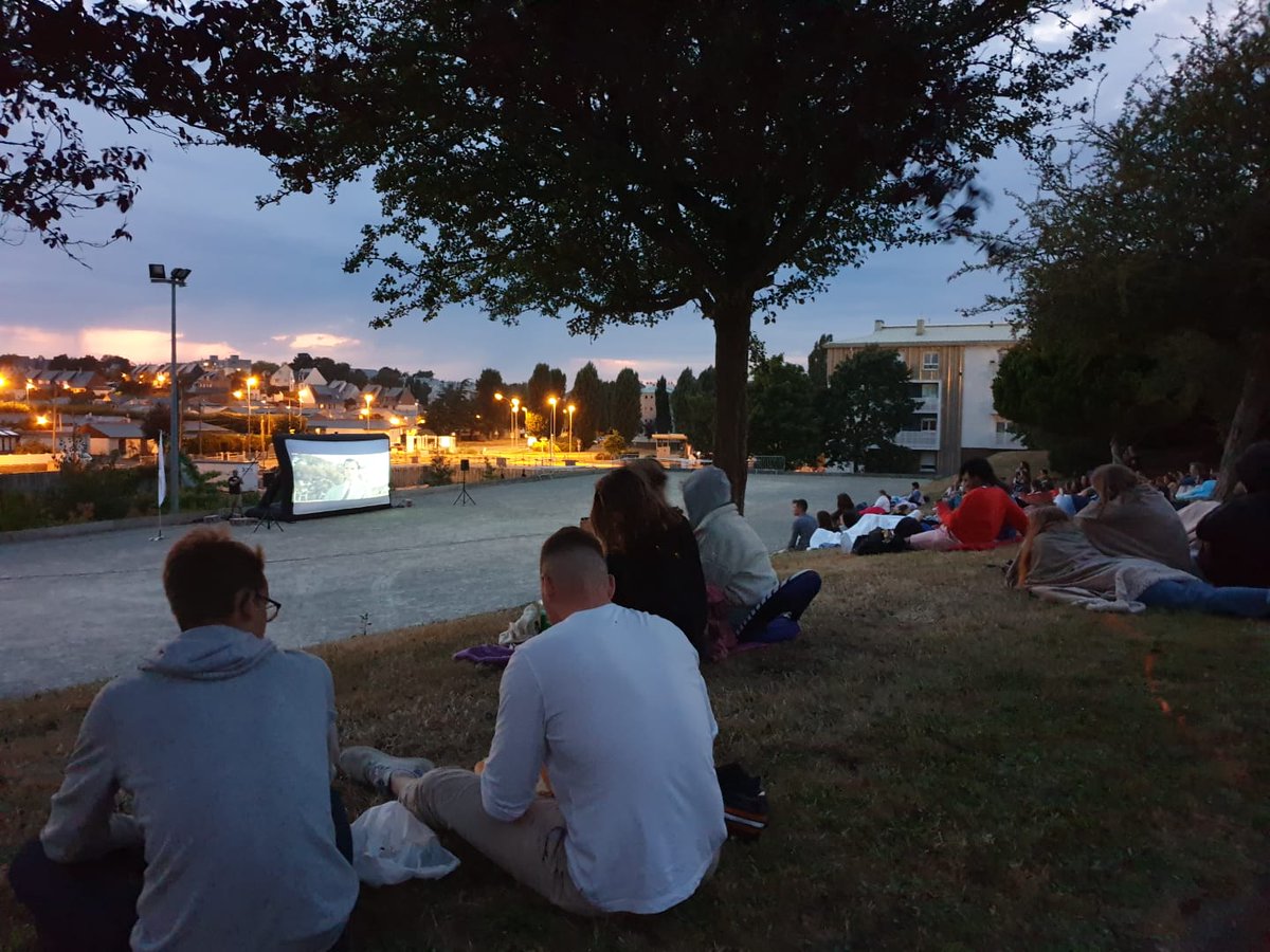 VilleSaintMalo's tweet photo. La soirée se termine en beauté avec la projection du film OSS 117 au terrain de pétanque du #pôlejeunesse ✨ 

Soirée plaisir tout en respectant les gestes barrières, avec des distances de sécurité entre chaque groupe et du gel hydroalcoolique à disposition ! 

#stmalo #saintmalo https://t.co/3m3cCthtxn