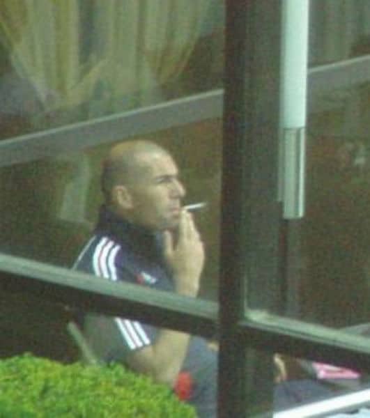Tehvmi's tweet photo. Zidane qui pète sa clope avant d'aller péter Varane dans le vestiaire #MCIRMA https://t.co/Xjbx2cfe0d