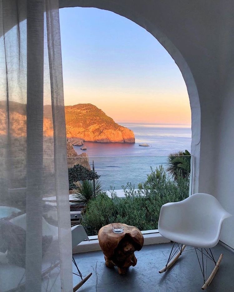 INTERIORPORN1's tweet photo. Sunrise &amp; sunset in Ibiza https://t.co/p7Oyp7KRFx