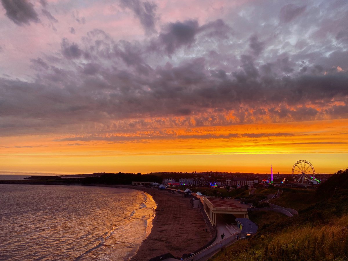 Belter of a sunset at <a href="/_BARRYISLAND_/">Barry Island ❤🏴󠁧󠁢󠁷󠁬󠁳󠁿❤ #BarryIsland</a> tonight! #BarryIsland <a href="/Barrybados/">#Barrybados</a>