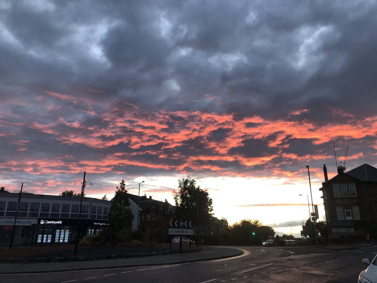 clarnico's tweet photo. A lovely wee bite at #Monteiths .. food & service amazing .. such a lovely night..Red sky at night, Shepherd’s delight!! Now to catch up on the footy ⚽️ https://t.co/T9HDkaYpWI