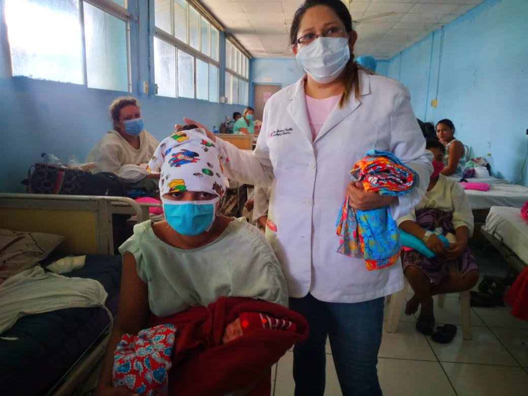 Escar_judyth's tweet photo. #07deAgosto// Promotoria Solidaria de Juventud Sandinista de Chinandega realiza entrega de Obsequios a mujeres que recién dieron a luz en el Hospital España. 🏥 🤱

#FelicesDeCompartir ✌️🔴⚫

#OrgulloPatrio 🇳🇮

#SomosFSLN #PLOMO19 #RedFSLN https://t.co/uP6CMYUHRn