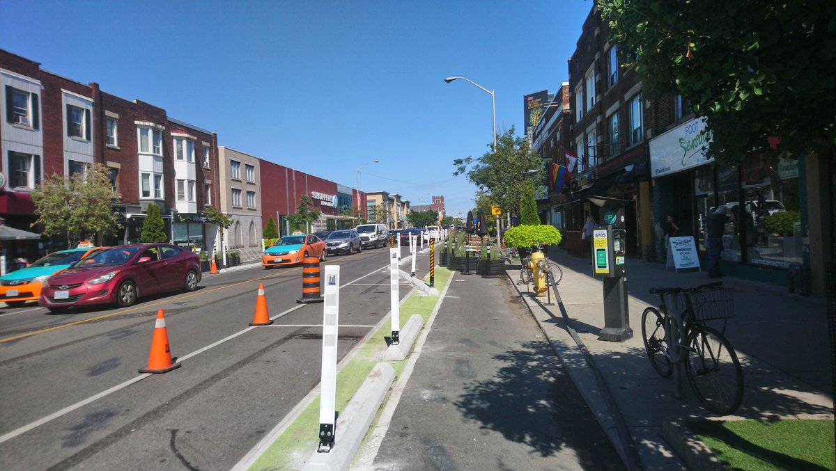 The new bike lanes are aesthetically pleasing with planters,  #CafeTO seating, and coloured medians for each BIA. Green for  @BroadviewDanBIA, blue for  @GreekTownBIA, turquoise for  @TheDannyBIA & purple for  @DanforthVillage.  #BikeTO  #TOpoli  #ActiveTO (2/7)