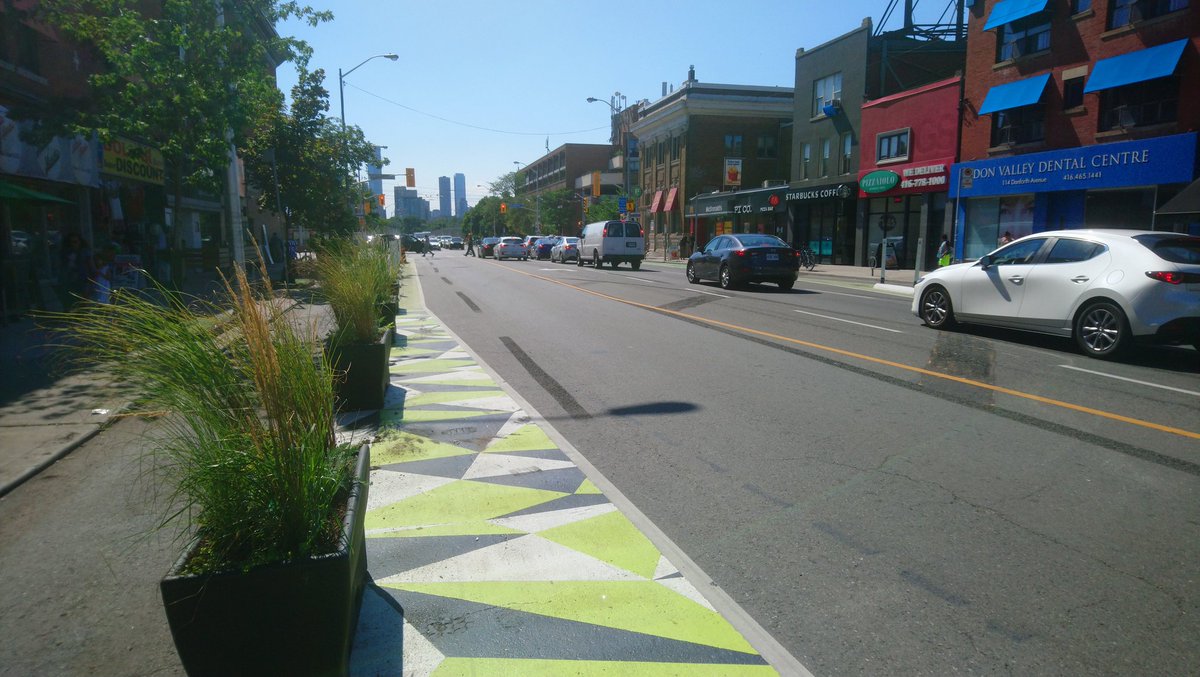 The new bike lanes are aesthetically pleasing with planters,  #CafeTO seating, and coloured medians for each BIA. Green for  @BroadviewDanBIA, blue for  @GreekTownBIA, turquoise for  @TheDannyBIA & purple for  @DanforthVillage.  #BikeTO  #TOpoli  #ActiveTO (2/7)