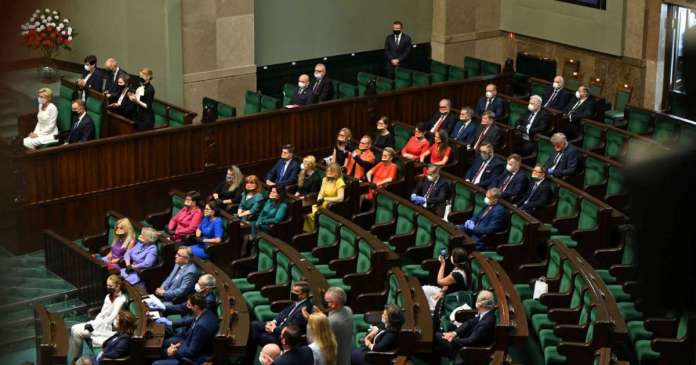 relayez ces photos et ces #  #MuremZaMargot  #MuremZaStopBzduromles photos ce sont les envoyées de gauche qui nous soutiennent, le gouvernement a supprimé les photos et veut montrer que en Pologne les personnes lgbti n'existent pas. Mais on va pas se taire. Donnez nous parole.