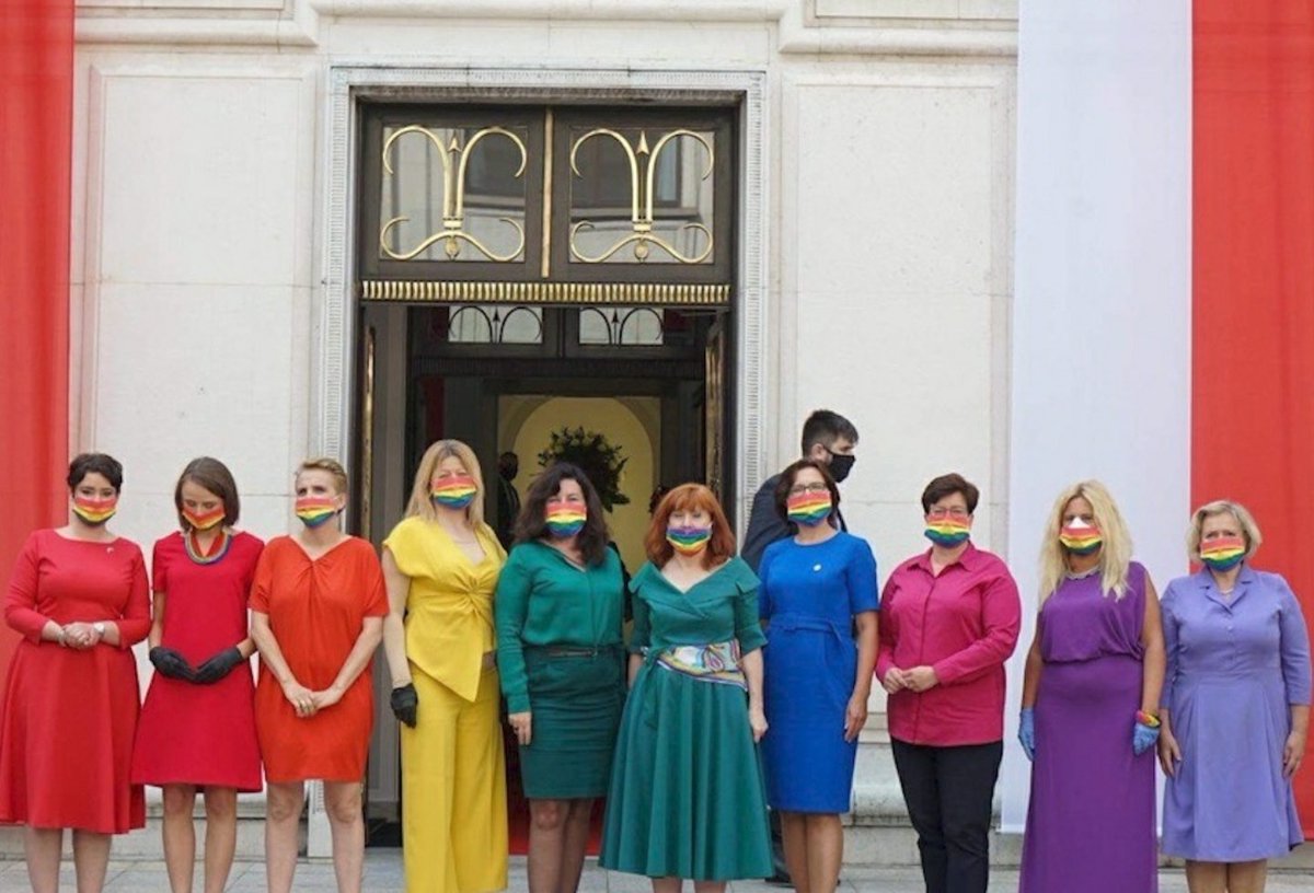 relayez ces photos et ces #  #MuremZaMargot  #MuremZaStopBzduromles photos ce sont les envoyées de gauche qui nous soutiennent, le gouvernement a supprimé les photos et veut montrer que en Pologne les personnes lgbti n'existent pas. Mais on va pas se taire. Donnez nous parole.