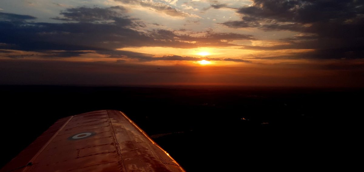 RedWP903's tweet photo. Lovely sunset flight today, a huge thank you to the Air Traffic Controller’s at Swanwick and Luton for letting us pass by ☺️
#dehavillandchipmunk #royalchipmunk #NATs @NATS @LDNLutonAirport https://t.co/ZcpIO7JKci