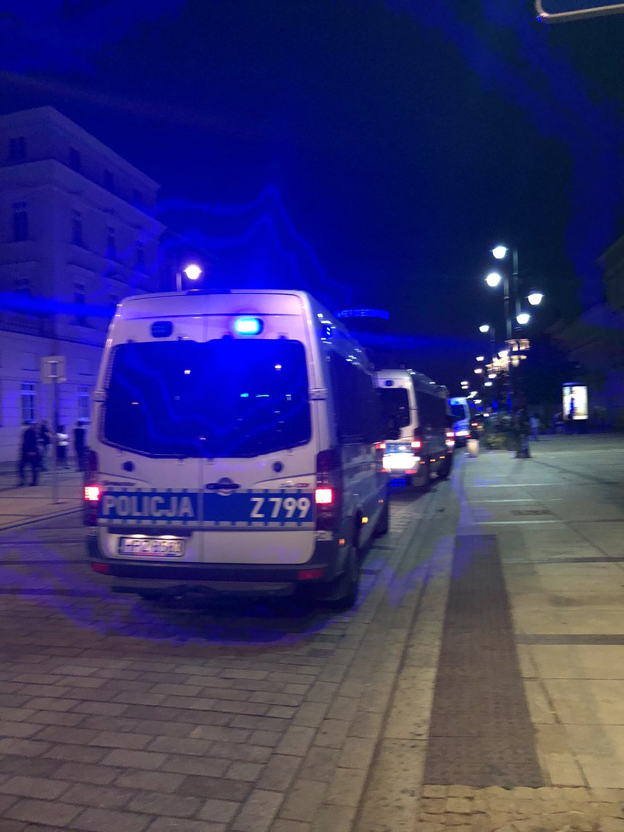 Ula_Zielinska's tweet photo. Z @FiliksMagdalena i @JachiraKlaudia jeździmy od komendy do komendy szukając i licząc ludzi których nam brakuje. Ludzie porozrzucani po komendach: Jagiellońska, Zakroczymska, Wilcza i #Margot w areszcie. Na komendy dociera coraz więcej posłów. https://t.co/CzvZ8RKjTv