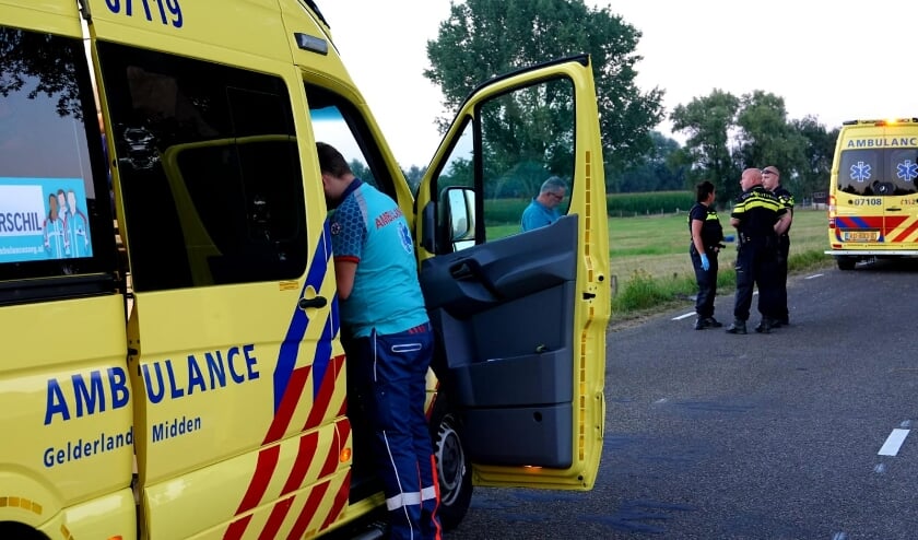 Twee gewonden bij scooterongeval in Kootwijkerbroek [KOOTWIJKERBROEK] Een jongen en een meisje zijn vrijdagavond in Kootwijkerbroek met hun scooter in de berm terechtgekomen en daarbij gewond geraakt. Het ongeval gebeurde kort voor 21.00 uur op de West.....