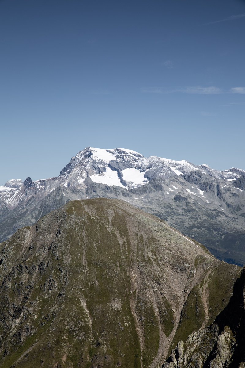 vivadisentis's tweet photo. Auf dem #Muraun ist #Hochbetrieb – auf dem #Tödi auch? Spannende Perspektive über zwei Berge von @disentis @Graubunden @MySwitzerland_d @SurselvaTourism #sac #disentis Foto: Silvan Giger https://t.co/tYVYXvH9Vx https://t.co/WlfJp964IK
