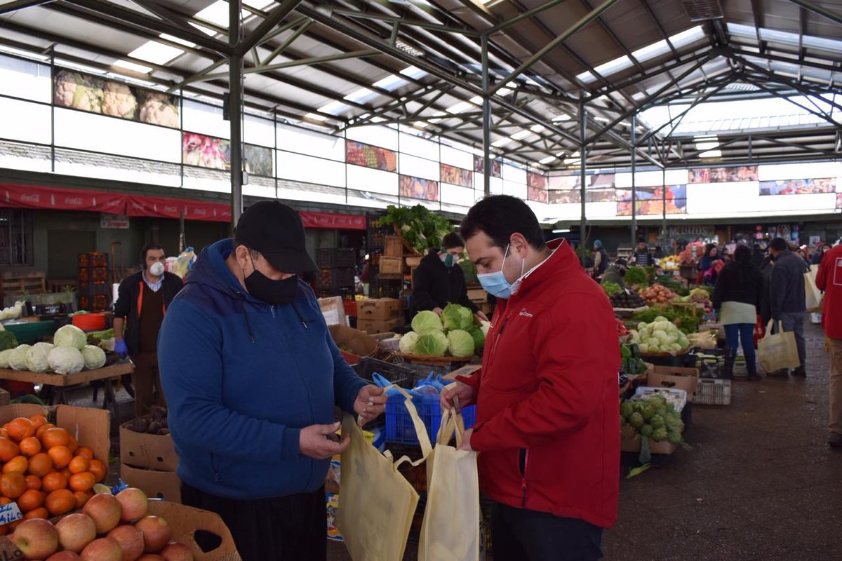 ❌Chao Bolsas Plásticas.
Entregamos bolsas reutilizables en el Mercado de Chillán, aporte del <a href="/mmanuble/">Seremi del Medio Ambiente Ñuble</a> ♻️Iniciativa que se está implementando para  generar conciencia, cambiar hábitos y reducir la generación de residuos. ¡Gracias <a href="/MMAChile/">Ministerio del Medio Ambiente</a> por tremenda! 🌍 
#cuidémonosentretodos