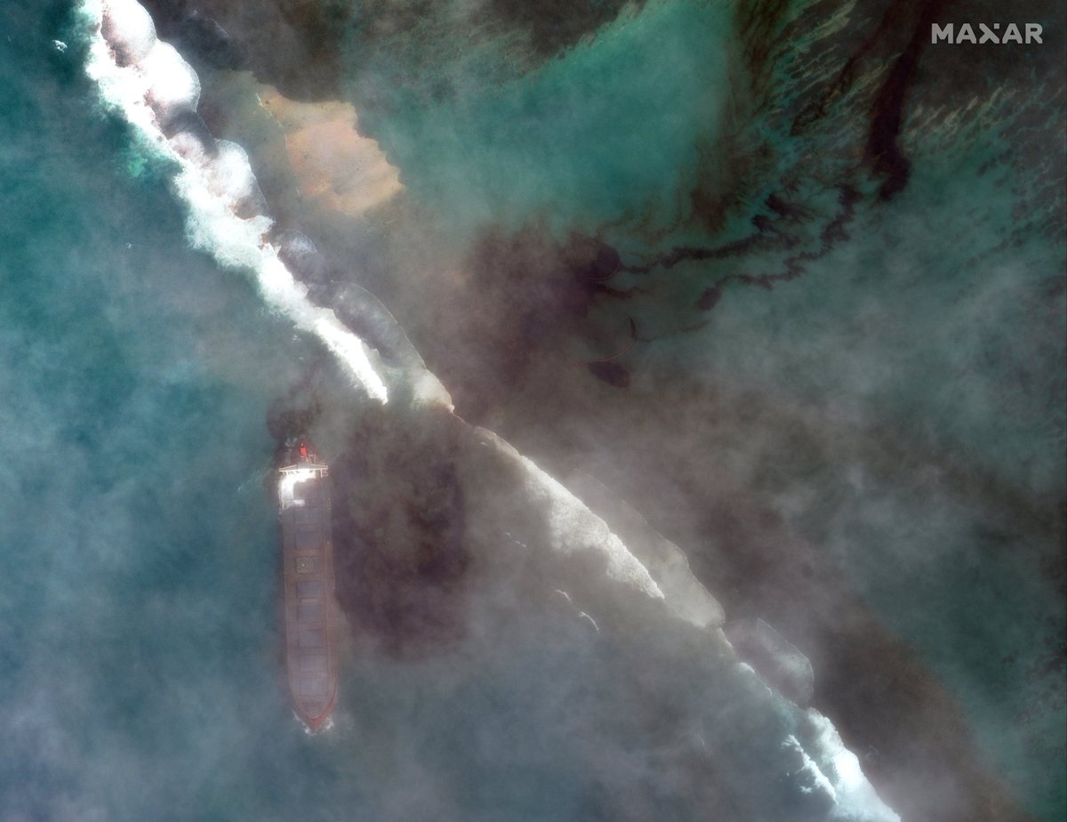 New #satellite images of MV #Wakashio that ran aground off the coast of #Mauritius. The ship hit reefs near Pointe d’Esny on July 25.  On today’s (Aug 7th) imagery, the ship is leaking a considerable amount of oil into the ocean &amp; the oil slick is drifting northwest to the shore.