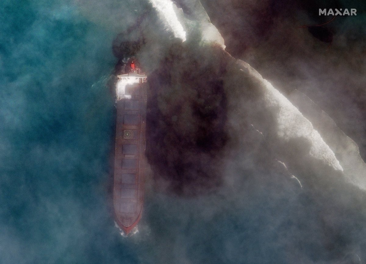 vantortech's tweet photo. New #satellite images of MV #Wakashio that ran aground off the coast of #Mauritius. The ship hit reefs near Pointe d’Esny on July 25.  On today’s (Aug 7th) imagery, the ship is leaking a considerable amount of oil into the ocean &amp; the oil slick is drifting northwest to the shore. https://t.co/YZRJ1Cx35t