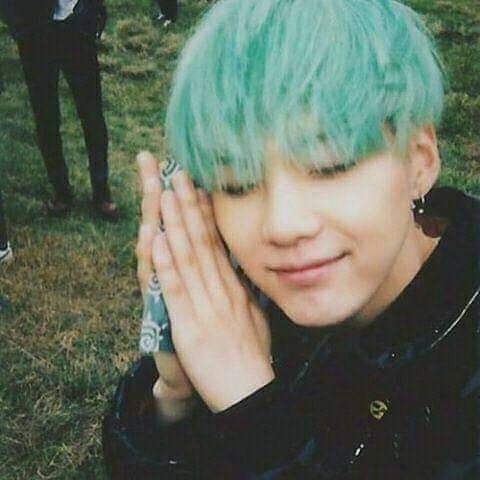 KimTatauwu's tweet photo. Todas extrañamos el cabello color menta de Yoongi #ExaBFF #ExaARMY @BTS_twt https://t.co/rqGEmNFJsh