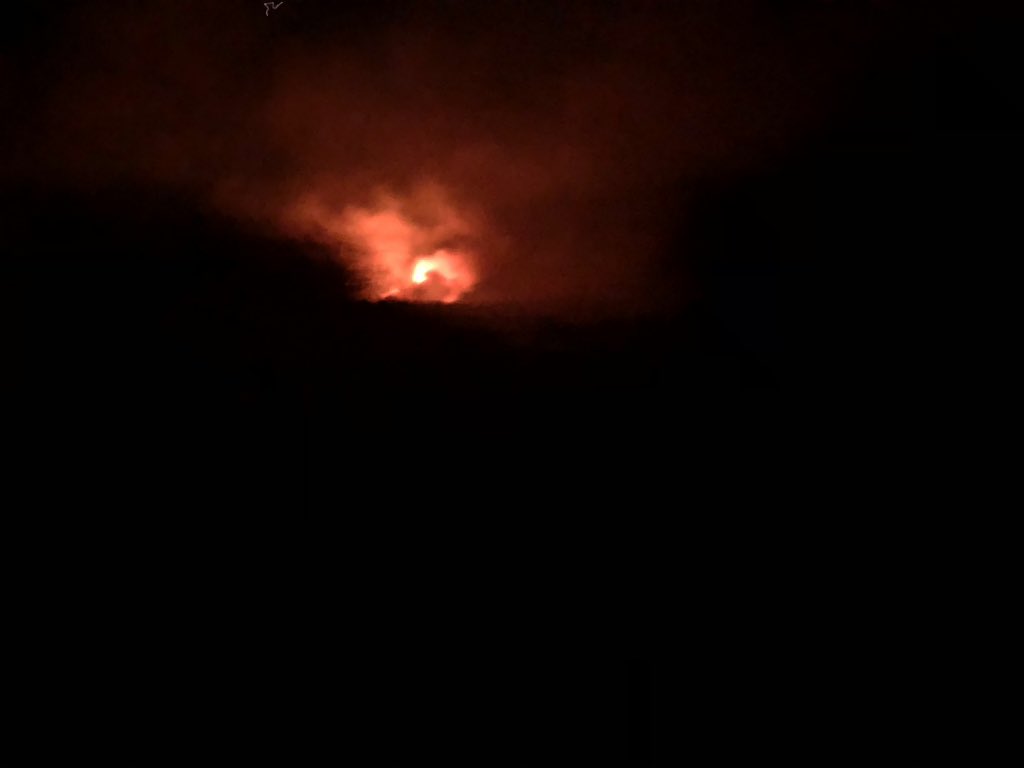 maisquepalabras's tweet photo. Hai catro lumes distintos no concello de Toen. Na casa, en Moreiras, cheiro a fume. Moitas dotacións de servizos contra os incendios, que continuan a traballar. Continuamos cara #UnPaisdeCinzas https://t.co/ohrDkld7CB