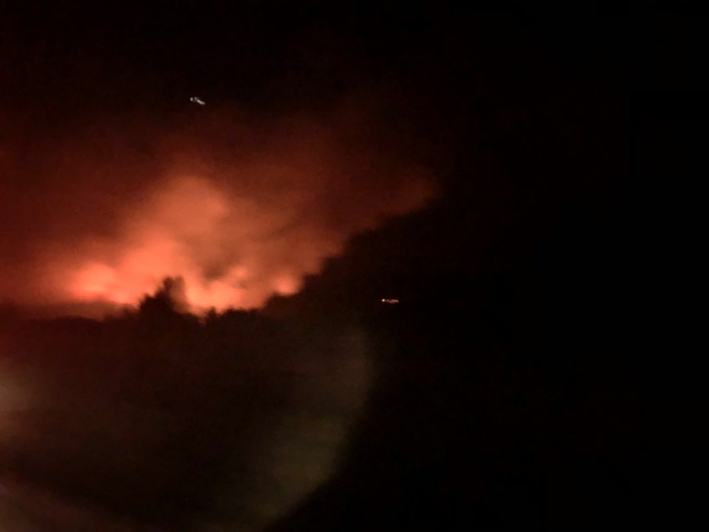 maisquepalabras's tweet photo. Hai catro lumes distintos no concello de Toen. Na casa, en Moreiras, cheiro a fume. Moitas dotacións de servizos contra os incendios, que continuan a traballar. Continuamos cara #UnPaisdeCinzas https://t.co/ohrDkld7CB