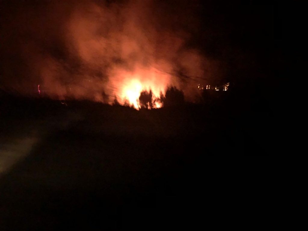 maisquepalabras's tweet photo. Hai catro lumes distintos no concello de Toen. Na casa, en Moreiras, cheiro a fume. Moitas dotacións de servizos contra os incendios, que continuan a traballar. Continuamos cara #UnPaisdeCinzas https://t.co/ohrDkld7CB