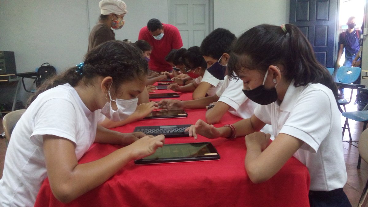 beaney_gonzalez's tweet photo. #OrgulloPatrio 
#ElRealejo
Estudiantes de todos los niveles de secundaria del Instituto Nacional José Schendel participando en el Juego Math Games haciendo uso del Aula Digital Móvil; Gracias a Nuestro Buen Gobierno de Unidad y Reconciliación Ciudadana.
#EnVictoriasEducativas https://t.co/9aqD2jbP46
