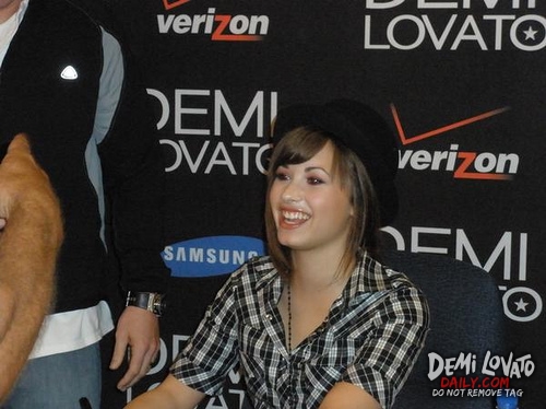throwbackIovato's tweet photo. August 7, 2008: Demi signing autographs in Mansfield, Massachusetts https://t.co/84zIti8kbV