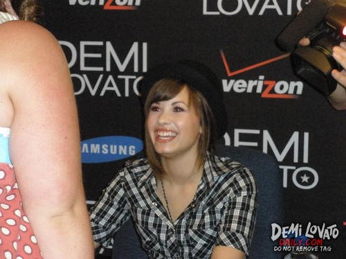 throwbackIovato's tweet photo. August 7, 2008: Demi signing autographs in Mansfield, Massachusetts https://t.co/84zIti8kbV