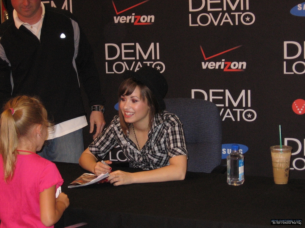 throwbackIovato's tweet photo. August 7, 2008: Demi signing autographs in Mansfield, Massachusetts https://t.co/84zIti8kbV