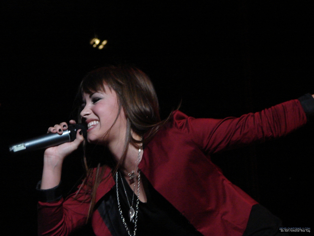 throwbackIovato's tweet photo. August 7, 2008: Demi performing as the opening act for Jonas Brothers at the Burnin’ Up Tour in Mansfield, Massachusetts https://t.co/aFLXMuHCLt