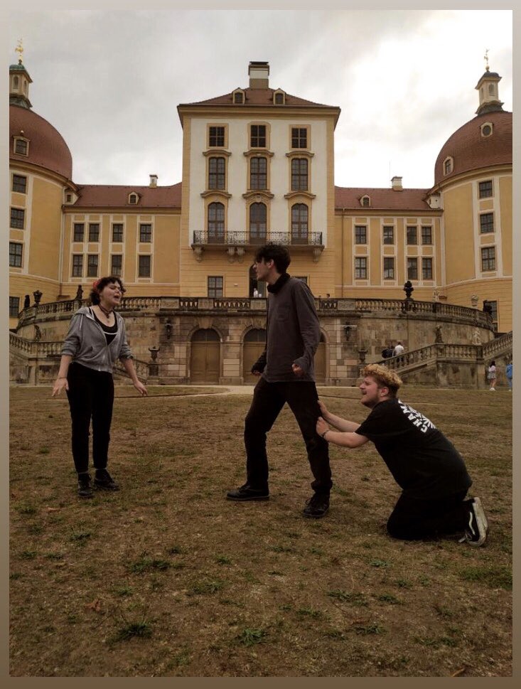 AgonBerlin's tweet photo. »Küss mich, halt mich, lieb mich!« 

Theaterprobe vom Agon Wandertheater am Schloss Moritzburg. 

»Aschenputtel ging zum Königsball,
war die Schönste von den Mädchen all,
tanzte mit dem Prinz immer zu,
und verlor dabei den goldnen Schuh.«

#agonwandertheater 
#redagonwagon https://t.co/B7gO6e0swF