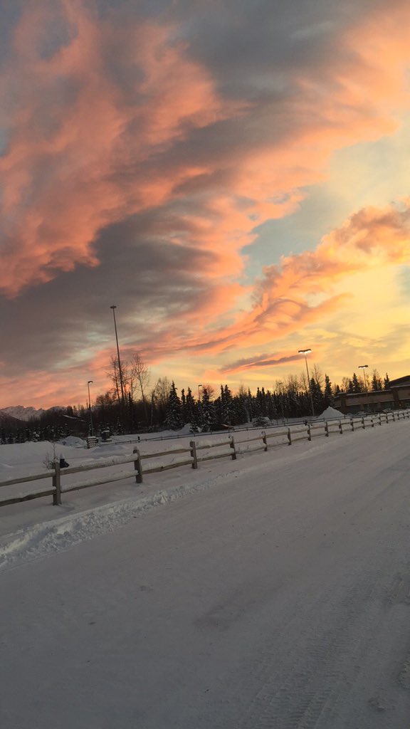 meredithmcjunki's tweet photo. @336Michaela Alaska Sunsets were my fav https://t.co/syjQVuW30X