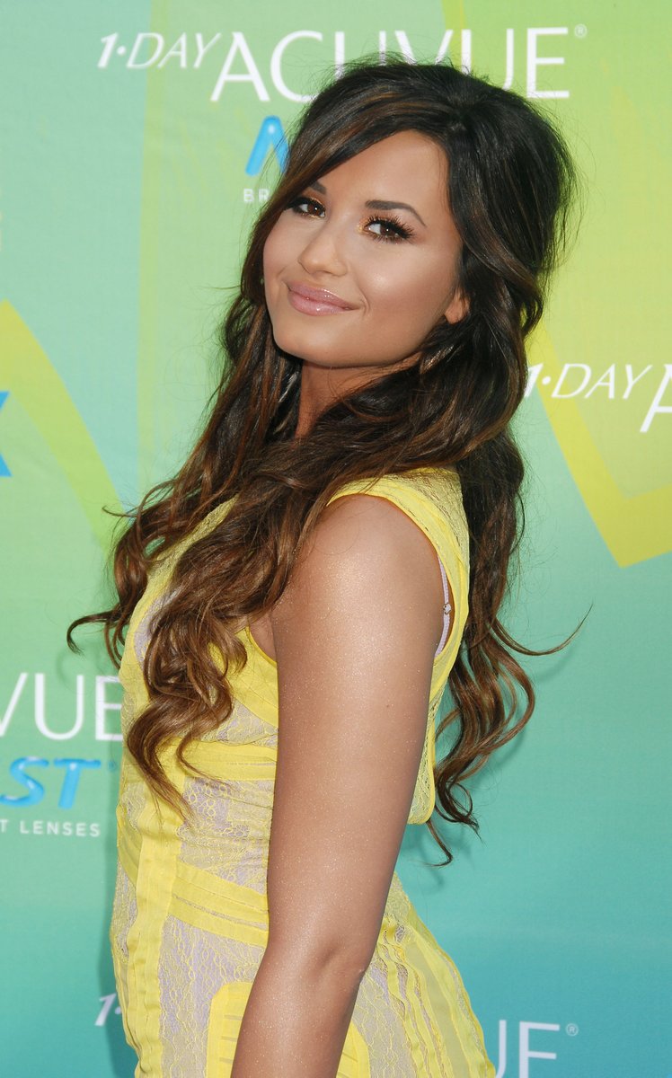 throwbackIovato's tweet photo. August 7, 2011: Demi on the red carpet at the 2011 Teen Choice Awards in Universal City, California https://t.co/Z8PIF8h7gQ