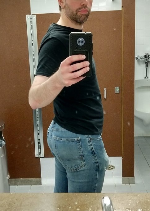 At work last night :3 https://t.co/79gbYXiUpK