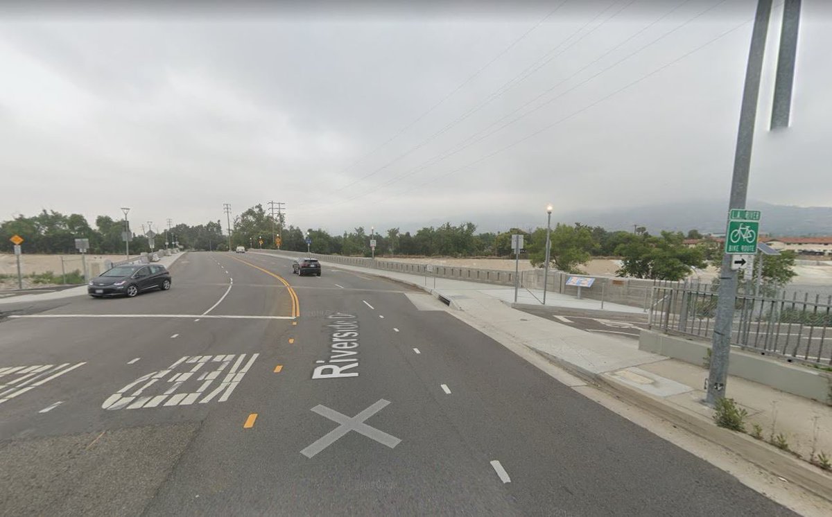 Let's start at the northern end. The path gets you within spitting distance of Zoo Drive, but first you have to deal with Riverside. The gate on the western side is closed, so coming off the path you have to make an uncontrolled left and cross the 5 on-ramp. (2/11)