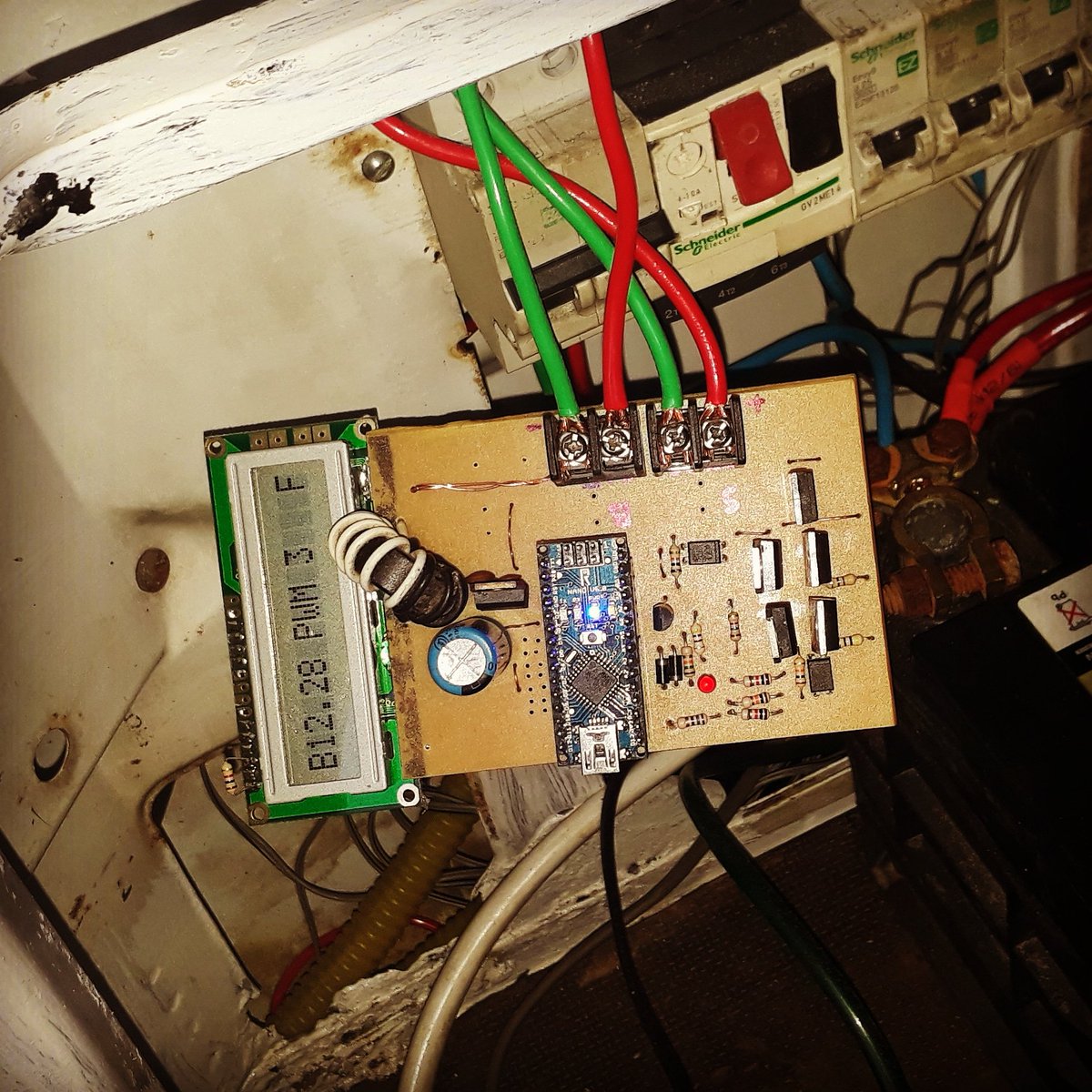 Tripcatmalu's tweet photo. Iniciado testes finais do controlador de carga solar próprio.

#mb180 #mb180d #vanhome #artesanal #motorhomeartesanal #motorhomebrasil #mltorhome #motorhomelife #motorcasa #camping #caravan #trailers #travler #trip #Vanlife #vanlife #vanlifers #rv #solar #controller #energiasolar https://t.co/yXj40U21WK