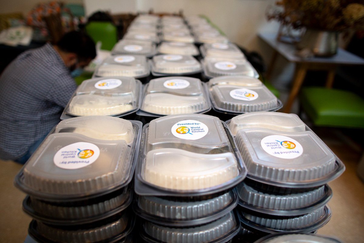 WCKitchen's tweet image. A glimpse into WCK's relief efforts in Beirut, Lebanon. 🇱🇧 Working side-by-side with the local team, hundreds of meals were delivered for people impacted by the explosion this week. We're just getting started &amp;amp; will be back tomorrow with meals for more than 2,000. #ChefsForBeirut