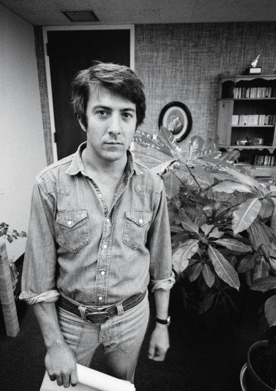 año para estudiar Arte Dramático en la Pasadena Community Palyhouse.También cursó estudios de Música en el Conservatorio de su ciudad y comenzó su carrera en producciones teatrales de Broadway en la década de 1960.En 1964 debutó en Broadway con “Esperando a Godot”, de Samuel