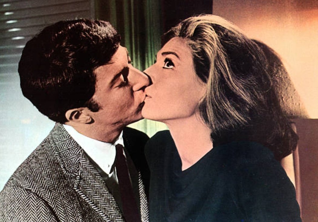 Beckett.En 1966 atrajo la atención del director teatral y cinematográfico Mike Nichols, que lo eligió para dar vida a un ingenuo estudiante de 20 años seducido por una mujer madura (interpretada por Anne Bancroft) en “The Graduate” (1967).El gran éxito comercial del filme,