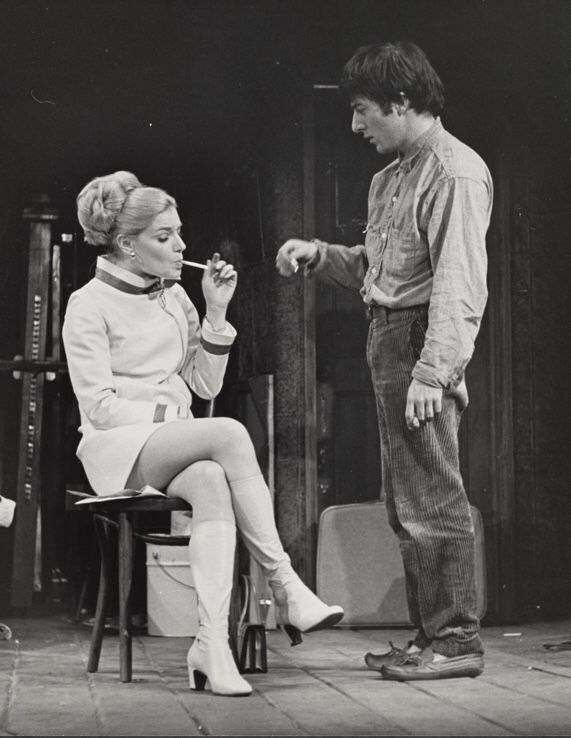 que contó con Simon & Garfunkel en la banda sonora, catapultó a Dustin Hoffman al estrellato de forma instantánea.Tras aparecer en Broadway en “Jimmy Shine”, volvió a la pantalla con el drama “Midnight Cowboy” (1969), de John Schlesinger.A partir de entonces demostró