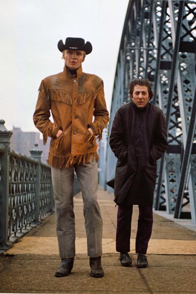 que contó con Simon & Garfunkel en la banda sonora, catapultó a Dustin Hoffman al estrellato de forma instantánea.Tras aparecer en Broadway en “Jimmy Shine”, volvió a la pantalla con el drama “Midnight Cowboy” (1969), de John Schlesinger.A partir de entonces demostró