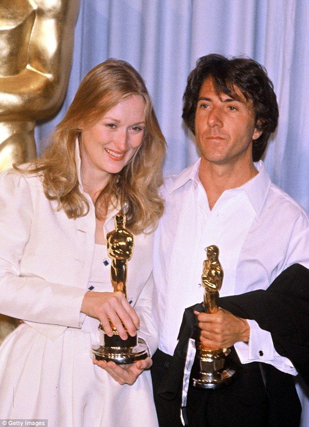 sus aptitudes en un notable abanico de caracterizaciones que le valdrían diversos galardones y muestras de reconocimiento.Por su papel de un padre enfrentado a su ex esposa (Meryl Streep) por obtener la custodia de su hijo en “Kramer vs. Kramer” (1979, de R. Benton), ganó su
