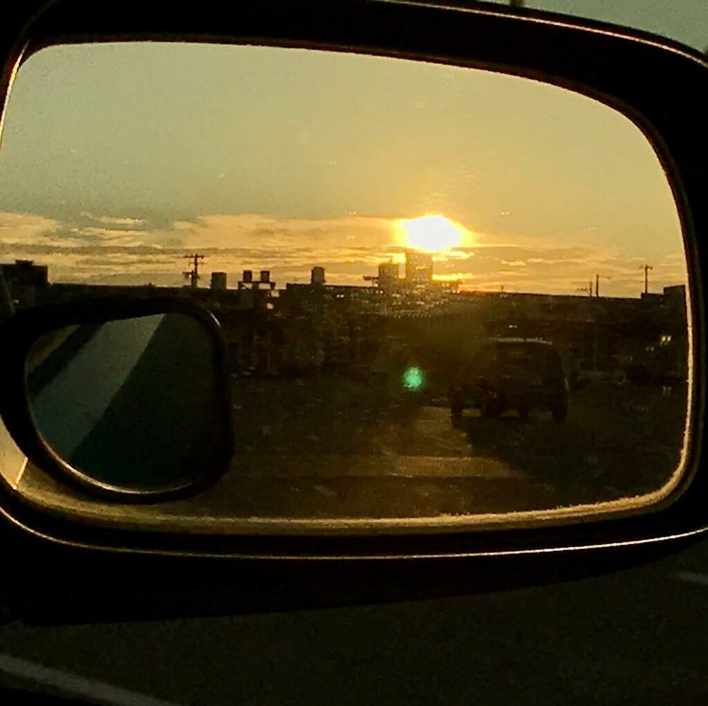 NikkiEigo's tweet photo. I should clean my rear view mirror. #sunlightreflection #sunrise #liqiu #η«η§ #firstdayofautumn https://t.co/t7jFAVQmmc https://t.co/KgASEryOux