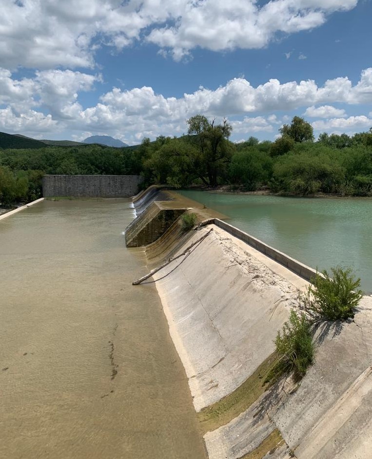 SEDERCOAH's tweet photo. Con el apoyo permanente del Gobernador @mrikelme, Secretario @flores_mendez visita #Candela para supervisar trabajo de reforzamiento del bordo de protección de la cabecera municipal, obra para protección de la población de los escurrimientos, cuando llueve. #FuerteCoahuilaEs https://t.co/ftNhBMw3ar