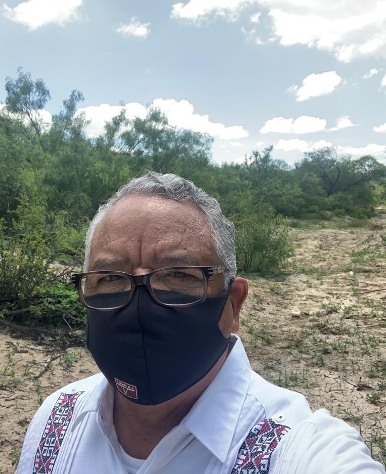 SEDERCOAH's tweet photo. Con el apoyo permanente del Gobernador @mrikelme, Secretario @flores_mendez visita #Candela para supervisar trabajo de reforzamiento del bordo de protección de la cabecera municipal, obra para protección de la población de los escurrimientos, cuando llueve. #FuerteCoahuilaEs https://t.co/ftNhBMw3ar