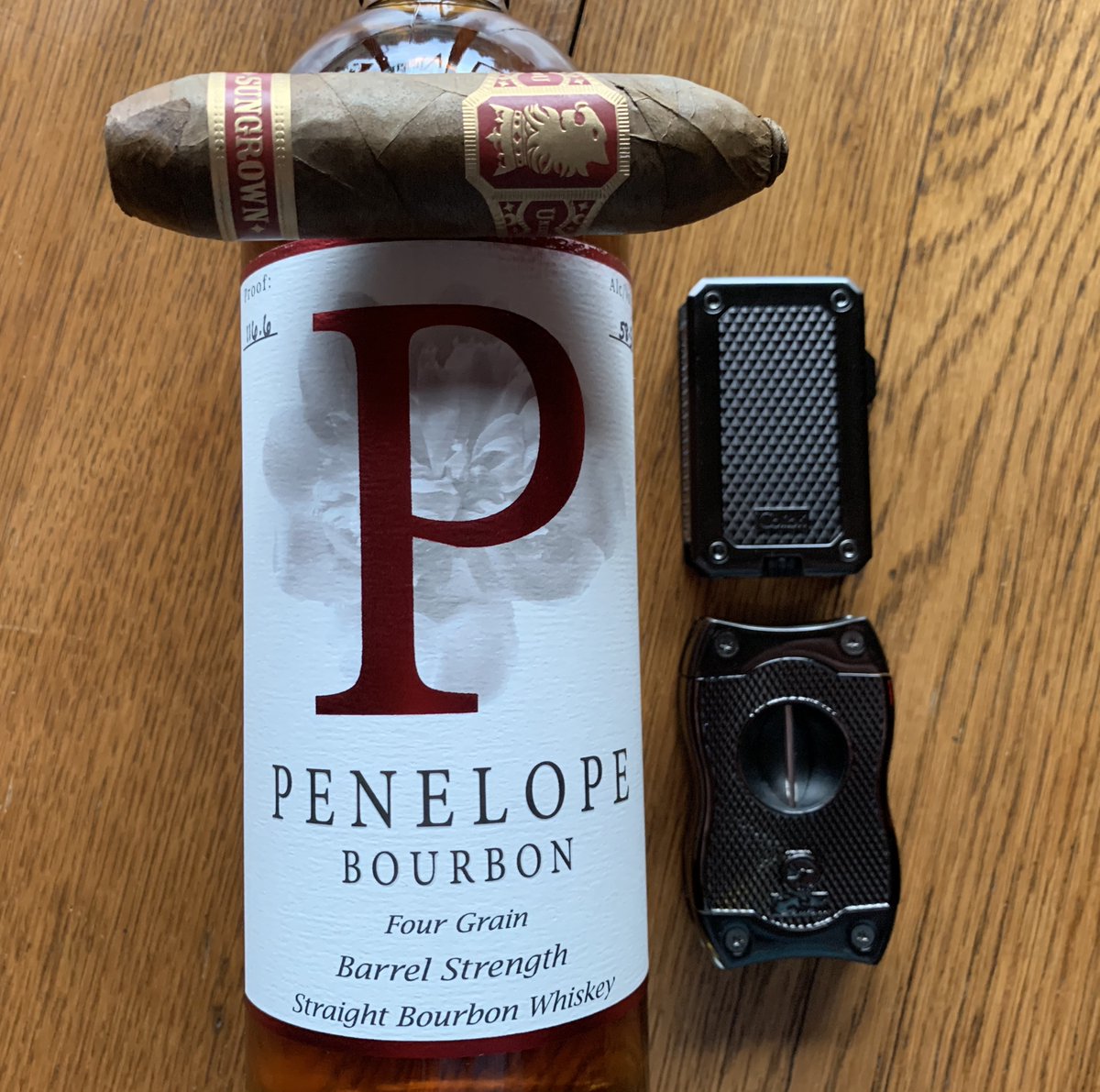 WhiskeyRogues's tweet photo. Penelope and the Pig.  Penelope Barrel Strength Bourbon and an Undercrown Flying Pig Sungrown.
@PenelopeBourbon @drewestatecigar 
#penelopebourbon #drewestatecigars #de4l #colibri1928 https://t.co/QicNNofBvs